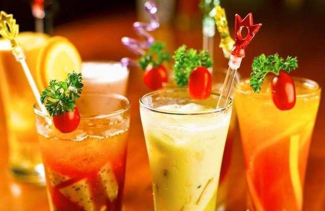 服藥無(wú)效甚至反效果？可能是你喝的水和酒精飲料惹的禍