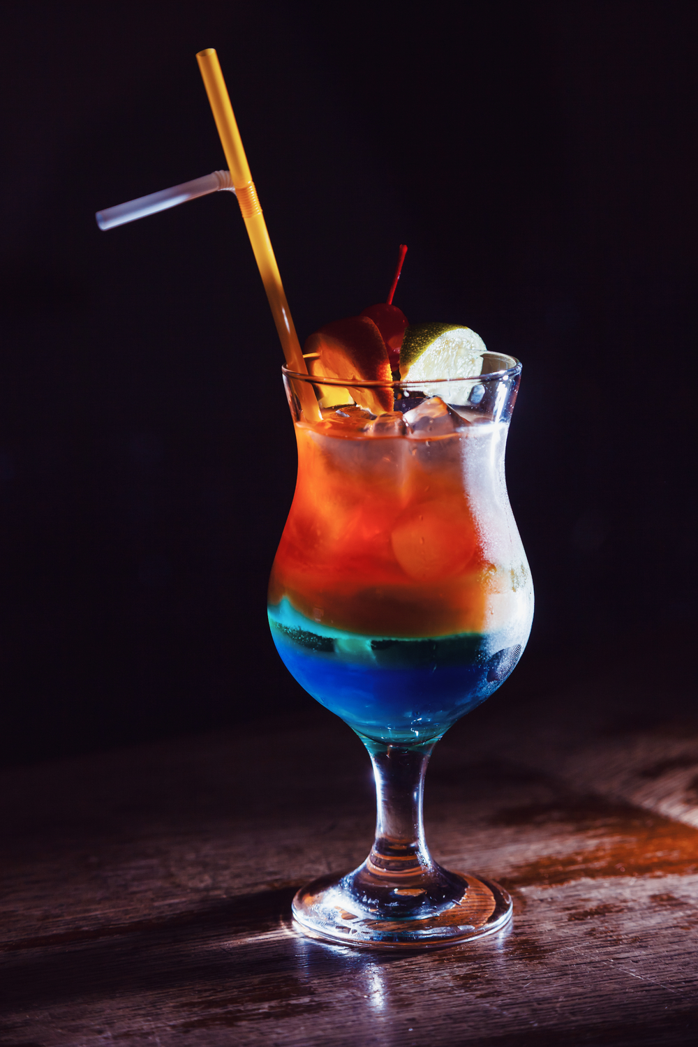 酒吧雞尾酒中的點(diǎn)睛之筆 酒精飲料與櫻桃、酸橙片、檸檬的完美邂逅